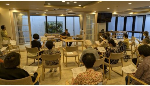 高齢者施設で地域の方を交えて歌う会
